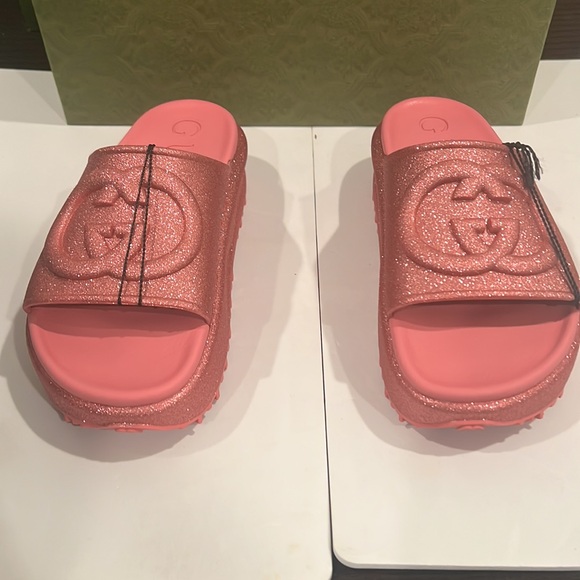 Interlocking G Slide Sandals size 8 and 10 - Picture 5 of 7